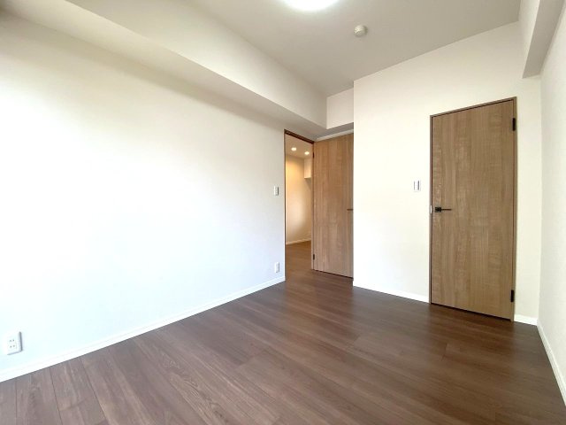 アイディスクエア川越新富町の子供部屋|洋室5.0帖　間取り図左下の部屋
リビングに隣接した使い勝手の良い洋室。収納クローゼットを備えており、お子様のお部屋としてはもちろん、リモートワーク部屋にも最適です。