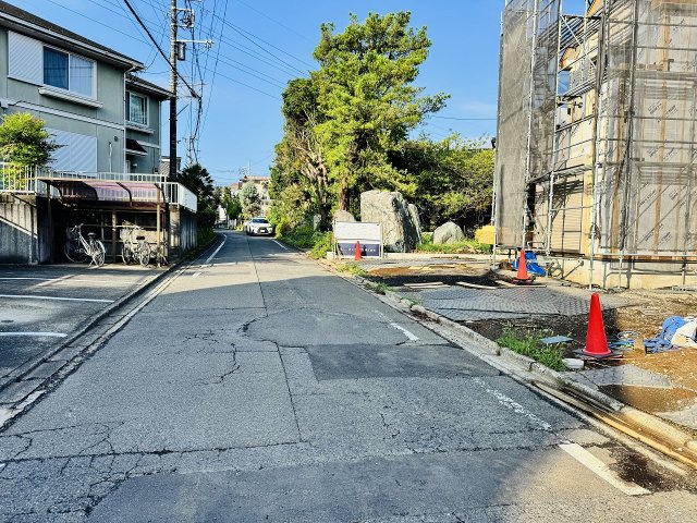 八王子市　緑町　新築一戸建ての前面道路含む現地写真|～南東5ｍ道路に面しています～