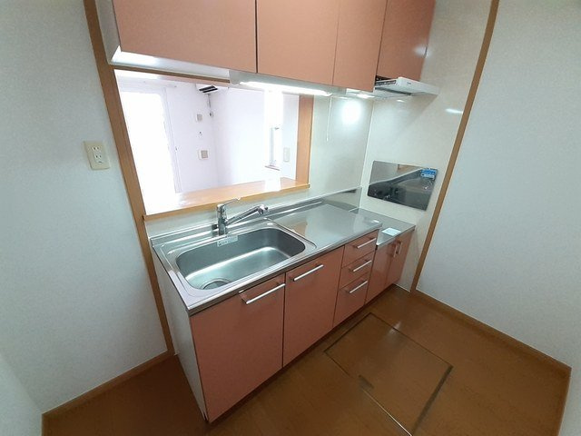 霞台ハイツＥのキッチン|リビングを見渡せる人気の対面式キッチンです。