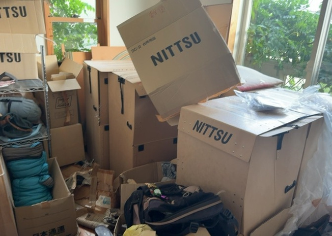 【洋室】 | 川口町中古戸建 | 洋室のメリットは重い家具が置きやすく、身の回りが整理しやすいことです。 床がフローリングのため畳とは異なり凹みにくいです。 クローゼットなど収納が豊富で、普段使わない旅行カバンや服の整頓も簡単にです。