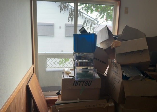 【バルコニー】 | 川口町中古戸建 | バルコニーは、室外の専用スペースのうち、「屋根がなく開放された空間」であるものを指します。ベランダより広いタイプのものが多く、日当たりもよいため家庭菜園などを楽しみたい人にとって適した環境となります。