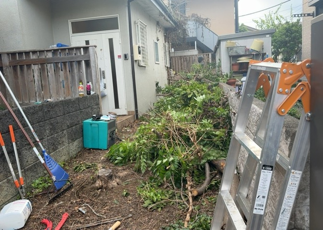【駐車場】 | 川口町中古戸建 | 駐車場と明記されていても、最小スペースでつくられた駐車場だと大型車は駐車できなかったり、出入りしにくくなったりする可能性があります。お車のサイズと購入したい物件の駐車場のサイズを現地で確認しましょう。