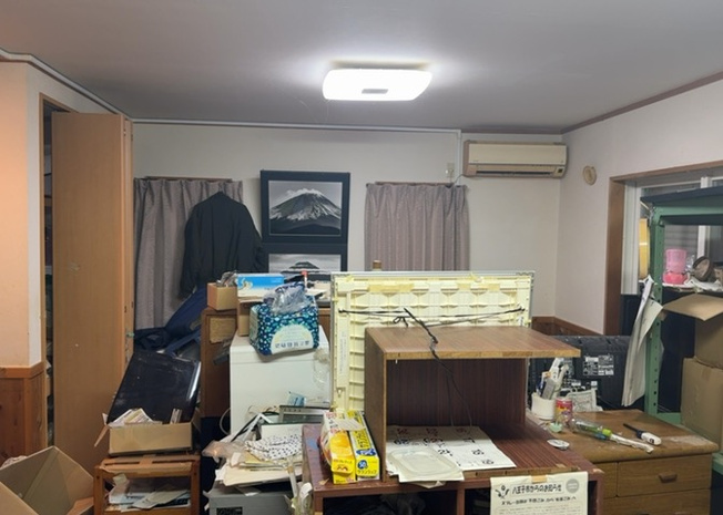 【キッチン】 | 川口町中古戸建 | DKの物件でも広く見せたい方は、ダイニングスペースを広く使えるように工夫しましょう。低めのダイニングソファを置くと、家具の圧迫感が減り、広く見せることができ、ダイニングをリビングのように使用できます！