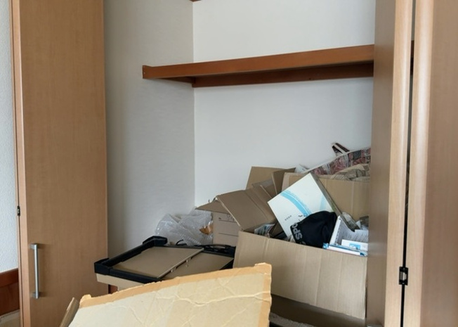 【収納】 | 川口町中古戸建 | ウォークインクローゼットがあれば、クローゼット内でコーディネートが完成できますし、季節の変わり目に行う衣替えの手間も省けます。また、スーツケースなど大きいものもしまうことができ使い勝手がよいです。