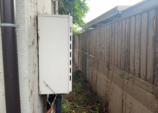【発電・温水設備】 | 川口町中古戸建 | 省エネ給湯器とは従来型の給湯器より熱効率が高く、少ない燃料でたくさんのお湯を沸かすことが出来る高効率な給湯器のことを指します。また、省エネ給湯器には種類があり、利便性や効果なども様々です。