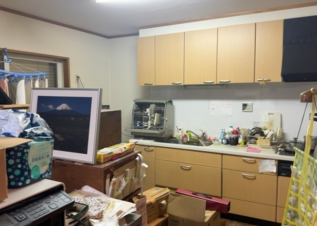 【居間・リビング】 | 川口町中古戸建 | 直線タイプはLとDKを一直線に並べた形で対面キッチンのタイプです。一般的なのでよく見かけるかもしれません。直線タイプに似た直接アイランドタイプは、キッチンとダイニングの間に壁がない分広く感じられます。