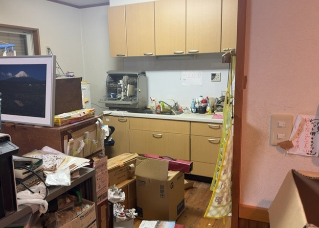 【キッチン】 | 川口町中古戸建 | 標準的なシステムキッチンの横幅は、165cm～300cm程度です。2100・2400・2550・2700などミリ単位で表記されます。普段どのように料理をするのかを想定しながら合ったサイズを選びましょう