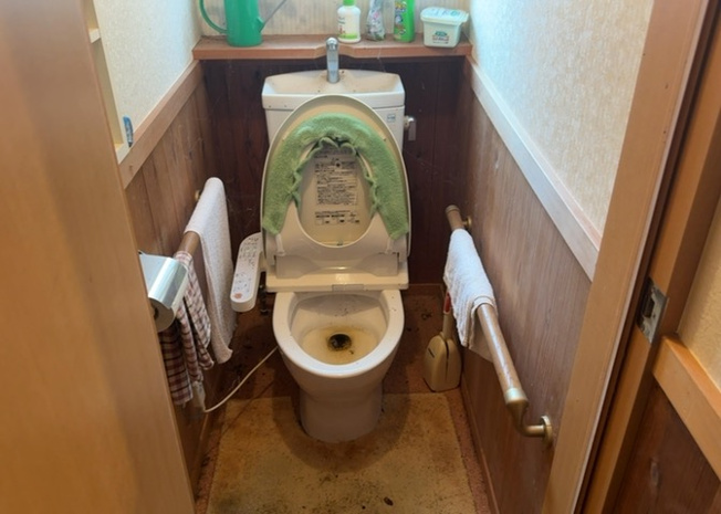 【トイレ】 | 川口町中古戸建 | トイレは大きさや形、機能、抗菌性などが異なる多種多彩なタイプが各メーカーから出ています。それぞれに良さがあるため、事前にどういったタイプのトイレがいいのかをご家庭内で決めて、内見に行くといいでしょう。