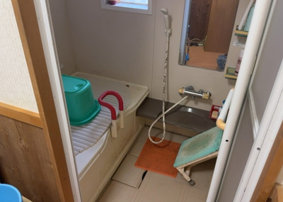【浴室】 | 川口町中古戸建 | 入浴時の快適さも大事なことですが、綺麗な状態を維持できなければ気持ちよく入浴できません。毎日の掃除が楽という点は大事なポイントになります！カビが生えにくく掃除がしやすい、壁や浴槽を選ぶといいでしょう。