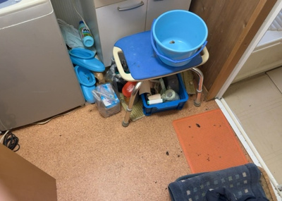 【脱衣所】 | 川口町中古戸建 | 多くの戸建て住宅で見かける洗面脱衣所は、洗面台と洗濯機が2畳ほどのスペースに並べられていて、洗面所が脱衣所を兼ね備えている間取りが一般的です。お客様が利用することもある、パブリックな空間でもあります。