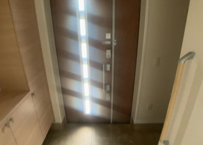 【玄関】 | 寺田町中古戸建 | 玄関は家の顔でもあり、家族以外の目にも止まる場所です。玄関は外との間を仕切る扉、靴などをしまっておく収納スペース、靴脱ぎのたたきスペース、来客とのやり取りをするドアホンなど複数のアイテムからなります。