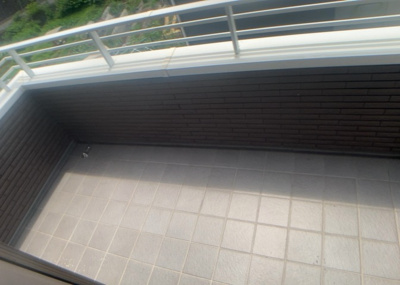 【バルコニー】 | 寺田町中古戸建 | バルコニーは、室外の専用スペースのうち、「屋根がなく開放された空間」であるものを指します。ベランダより広いタイプのものが多く、日当たりもよいため家庭菜園などを楽しみたい人にとって適した環境となります。