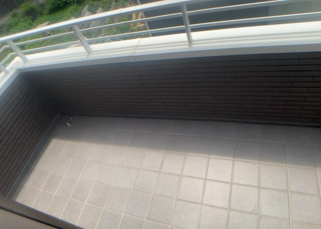 【バルコニー】 | 寺田町中古戸建 | バルコニーは、室外の専用スペースのうち、「屋根がなく開放された空間」であるものを指します。ベランダより広いタイプのものが多く、日当たりもよいため家庭菜園などを楽しみたい人にとって適した環境となります。