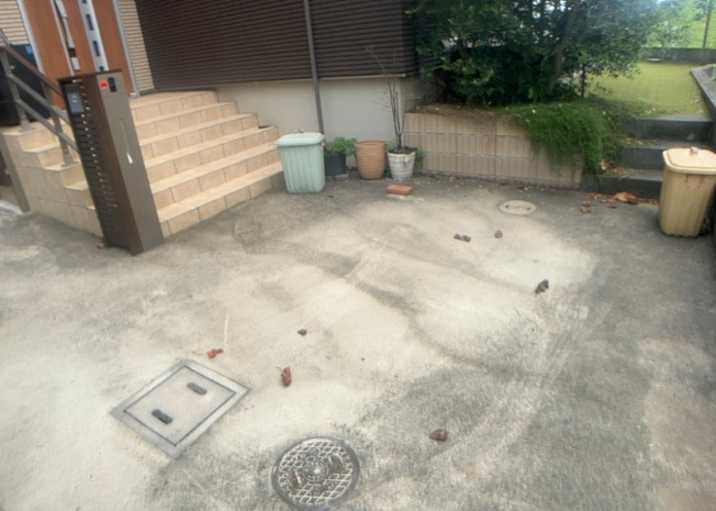 【駐車場】 | 寺田町中古戸建 | 駐車場と明記されていても、最小スペースでつくられた駐車場だと大型車は駐車できなかったり、出入りしにくくなったりする可能性があります。お車のサイズと購入したい物件の駐車場のサイズを現地で確認しましょう。