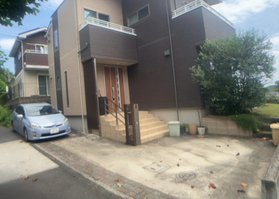 【前面道路含む現地写真】 | 寺田町中古戸建 | 住宅用の土地では前面道路に2m以上接していなければならないと法律で定められています。しかし、お持ちの車のサイズやライフスタイルなどにより、2mでは利便が悪い場合もございますので、事前に確認しましょう。