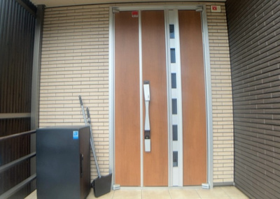 【防犯設備】 | 寺田町中古戸建 | 当然のことではありますが、オートロックやセンサーライト、ホームセキュリティーなどの防犯設備があれば、小さいお子様がいるご家庭も安心ですよね！まず物件購入の際は、防犯設備もチェックするようにしましょう。