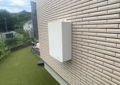 【発電・温水設備】 | 寺田町中古戸建 | 省エネ給湯器とは従来型の給湯器より熱効率が高く、少ない燃料でたくさんのお湯を沸かすことが出来る高効率な給湯器のことを指します。また、省エネ給湯器には種類があり、利便性や効果なども様々です。
