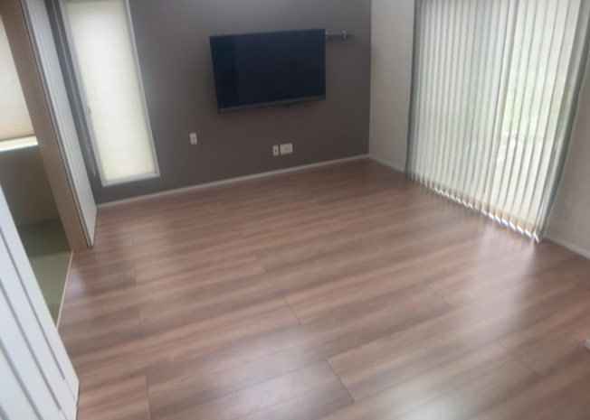 【居間・リビング】 | 寺田町中古戸建 | リビングの間取りの種類は大きくわけてリビングとダイニングが別になっているタイプ、リビングダイニング一体型です。どちらも一長一短ですので、家を選ぶ時はその両面をチェックして決めるようにしましょう。