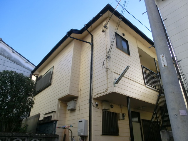 ハイツスズヒコの外観|通りから一本入ったところにある静かなアパートです。