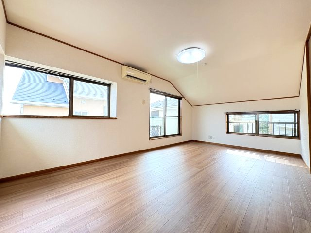 廻田町3丁目戸建の洋室