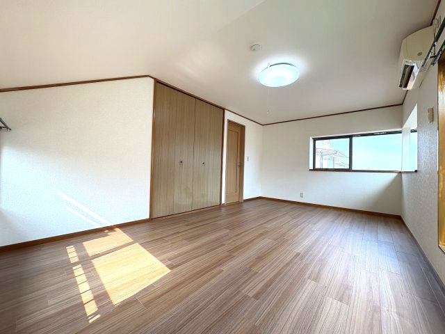 廻田町3丁目戸建の洋室