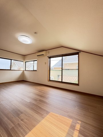 廻田町3丁目戸建の洋室