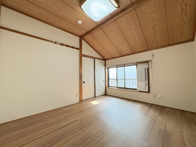 廻田町3丁目戸建の洋室