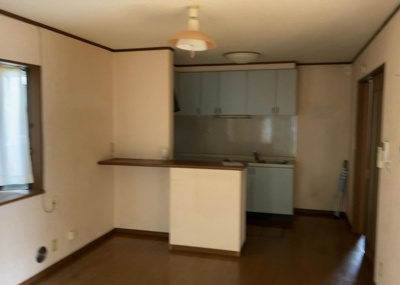 【居間・リビング】 | 散田町中古戸建 | 直線タイプはLとDKを一直線に並べた形で対面キッチンのタイプです。一般的なのでよく見かけるかもしれません。直線タイプに似た直接アイランドタイプは、キッチンとダイニングの間に壁がない分広く感じられます。