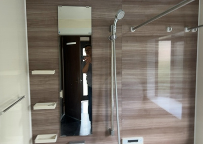 【浴室】 | 散田町中古戸建 | 入浴時の快適さも大事なことですが、綺麗な状態を維持できなければ気持ちよく入浴できません。毎日の掃除が楽という点は大事なポイントになります！カビが生えにくく掃除がしやすい、壁や浴槽を選ぶといいでしょう。