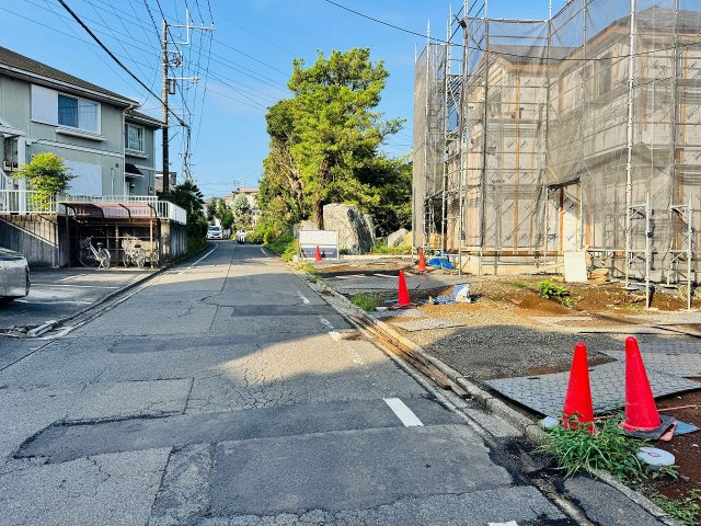 八王子市　緑町　新築一戸建ての前面道路含む現地写真|～南東5ｍ道路に面しています～