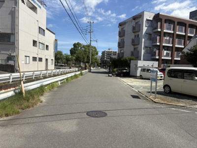【前面道路含む現地写真】 | 片縄２丁目土地