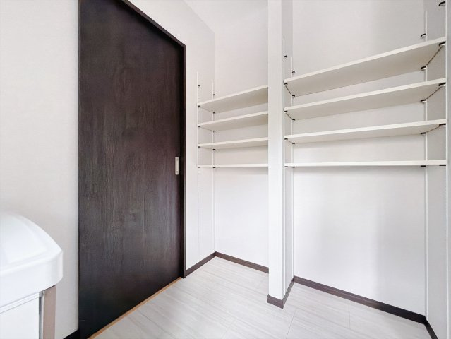 【中古戸建】深谷市東方の収納|■リネンスペース｜リネンスペースには、タオルやバスタオル・着替えなどが置けるので大変便利です♪買い置きした洗剤もしまえてどんな時も綺麗な状態を保てます♪
