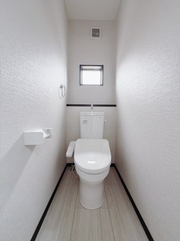 【中古戸建】深谷市東方のトイレ|■トイレ｜トイレは1・2階それぞれにシャワー付きトイレを完備。朝夕の忙しい時ほど、家族のトイレ時間がかぶるもの。トイレが2箇所にあると時短にも繋がり便利です♪