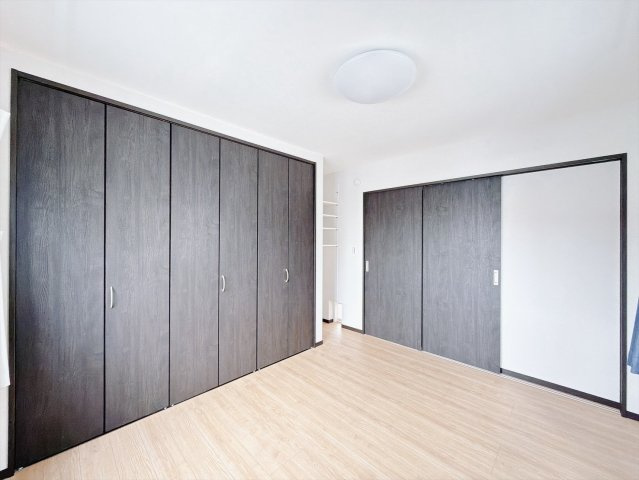 【中古戸建】深谷市東方の洋室|■洋室｜1階洋室はお子様が赤ちゃんの時は遊ぶ部屋、成長するにつれて日常的にみんなが使うようになり、ご夫婦が歳をとり2階の階段よりも安全な1階を主な部屋にする。時代に合わせて使い方が変化するお部屋♪