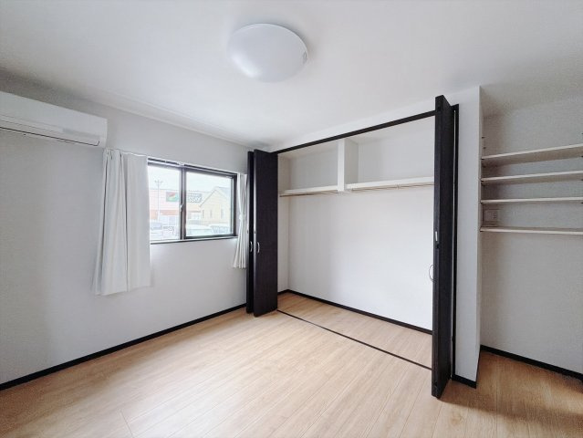 【中古戸建】深谷市東方の洋室|■洋室｜2面採光で明るい1階の洋室。全部屋フローリングなので、お掃除がしやすいです♪大きな収納もあって嬉しい！
