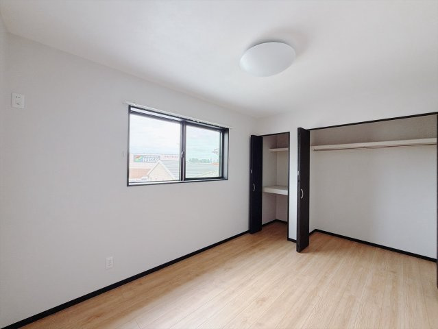 【中古戸建】深谷市東方の洋室|■洋室｜各居室にたっぷりと収納スペースを設置。ホワイト色のクロスとナチュラルなフローリングが落ち着く雰囲気を演出する居室です(*^^*)