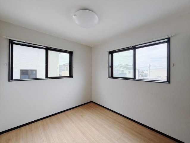 【中古戸建】深谷市東方の洋室|■洋室｜2階各居室には収納をご用意しています♪常にお部屋を綺麗に保てます！小さなお子様も自然とお片付けができるようになるのでうれしいですよね！