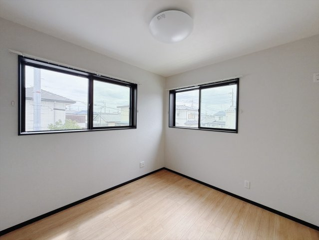 【中古戸建】深谷市東方の洋室|■洋室｜ナチュラルカラーの床です。模様替えなどとても楽しく工夫できます♪陽当たり、風通しもとても良いので毎日快適な生活スタートです！