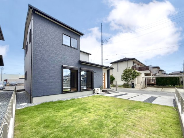 【中古戸建】深谷市東方の外観|■外観｜南西側のお庭なので暗くなりがちな夕方も明るい印象にしてくれます♪リビングからお庭が見える子育て世帯にも嬉しい設計です♪