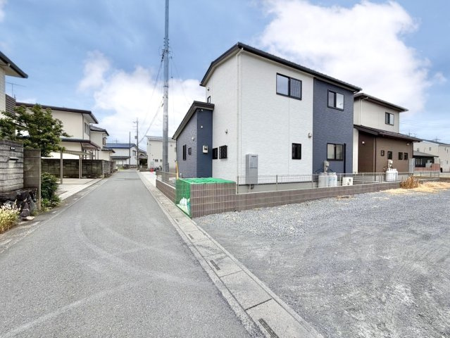 【中古戸建】深谷市東方の外観|■外観｜住宅街の中でも圧迫感が少なく、のびのびとした暮らしが叶う立地となっています♪