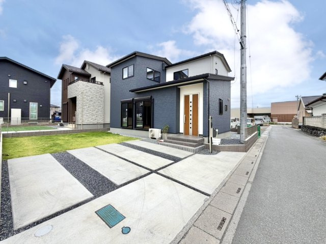 【中古戸建】深谷市東方の外観|■外観｜庭付き一戸建てならお子様やペットが走り回っても大丈夫！伸び伸びと遊び、過ごすことができます♪