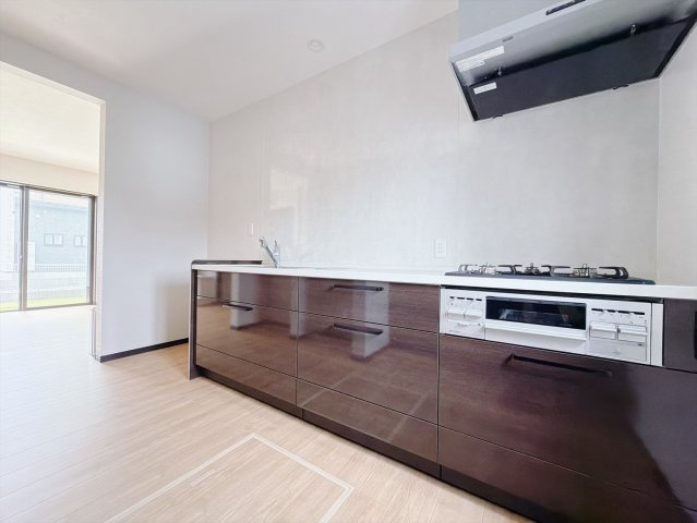 【中古戸建】深谷市東方のキッチン|■キッチン｜システムキッチンは、奥の物まで取り出しやすい引出しタイプを採用。背の高い鍋や取っ手の長いフライパンまで、スッキリ収納できます。