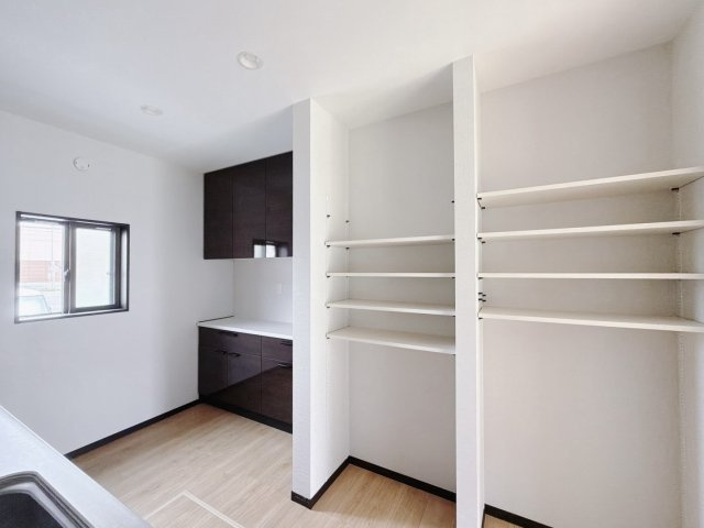 【中古戸建】深谷市東方の収納|■パントリー｜何かと散らかりがちなキッチンにはパントリーが大活躍。食材や調味料などがストックでき、何がどこにあるかわかりやすいので、出し入れも便利ですね♪