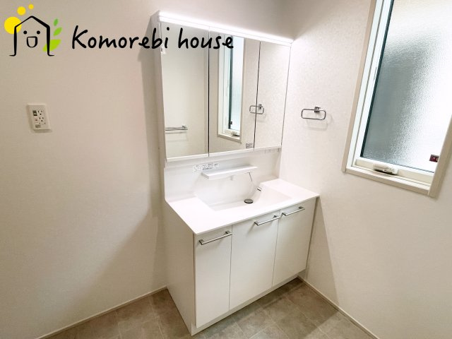 さいたま市見沼区東大宮1丁目　中古戸建の独立洗面台|独立洗面台あり、毎朝おしゃれに忙しい女性の方におすすめです