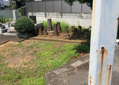 【外観】 | 小比企町売地 | 家を建てる場合、方位は要チェックです。現実的に日当たりのよい家ならばリビングは南側、建築基準法でも北側に当たる家への配慮は求められています。土地を見学に行く際は、方位磁針を持って行くようにしましょう。