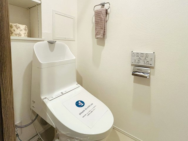 玄関横の専用トランクルームも専用で使えます。一人で住まうにもDINKSで住まうにもどっちも余裕！！ちょっとしたカウンターでお仕事する姿は何だかカッコイイ！な、『ヴィルヌーブ横浜・紅葉坂』リノベーションのトイレ|落ち着いたトイレです