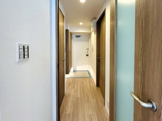玄関横の専用トランクルームも専用で使えます。一人で住まうにもDINKSで住まうにもどっちも余裕！！ちょっとしたカウンターでお仕事する姿は何だかカッコイイ！な、『ヴィルヌーブ横浜・紅葉坂』リノベーションの内装|物件の内装です
