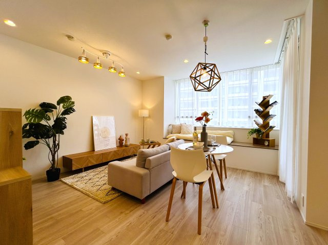玄関横の専用トランクルームも専用で使えます。一人で住まうにもDINKSで住まうにもどっちも余裕！！ちょっとしたカウンターでお仕事する姿は何だかカッコイイ！な、『ヴィルヌーブ横浜・紅葉坂』リノベーションの居間・リビング|使いやすい居間です