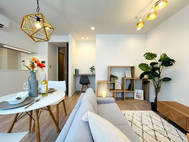 玄関横の専用トランクルームも専用で使えます。一人で住まうにもDINKSで住まうにもどっちも余裕！！ちょっとしたカウンターでお仕事する姿は何だかカッコイイ！な、『ヴィルヌーブ横浜・紅葉坂』リノベーションの居間・リビング|こちらのリビングで趣味の時間をお楽しみください