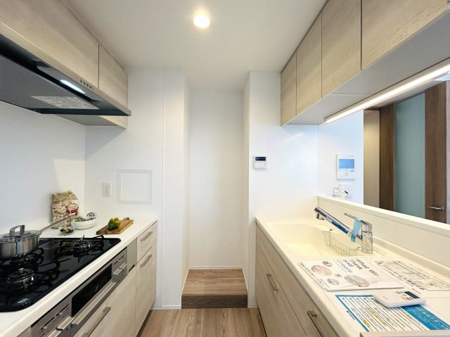 玄関横の専用トランクルームも専用で使えます。一人で住まうにもDINKSで住まうにもどっちも余裕！！ちょっとしたカウンターでお仕事する姿は何だかカッコイイ！な、『ヴィルヌーブ横浜・紅葉坂』リノベーションのキッチン|使いやすいキッチンです